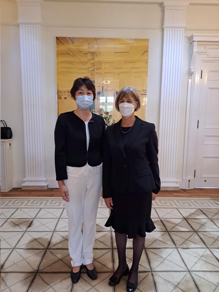 英国大使館にて